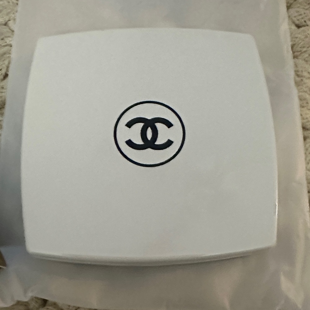CHANEL Miroir Double Facettes in White and Black - Picture 3 of 10